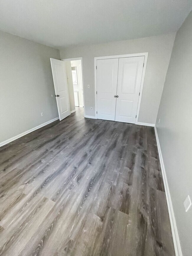 Building Photo - 1 Bed Condo w/ Laundry and Parking
