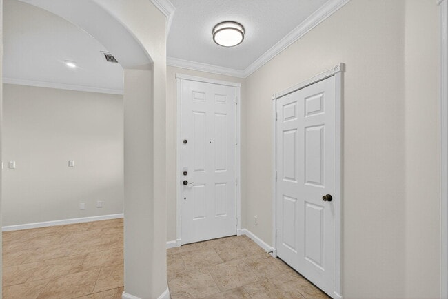 Building Photo - 2213 Oakmont Dr
