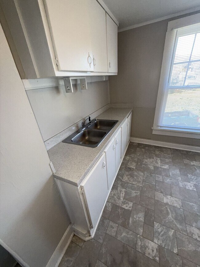 Foto del edificio - 1424 W. Fourth St. - 3 Unit