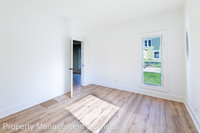 Building Photo - 3 br, 1 bath House - 405 E Plymouth St