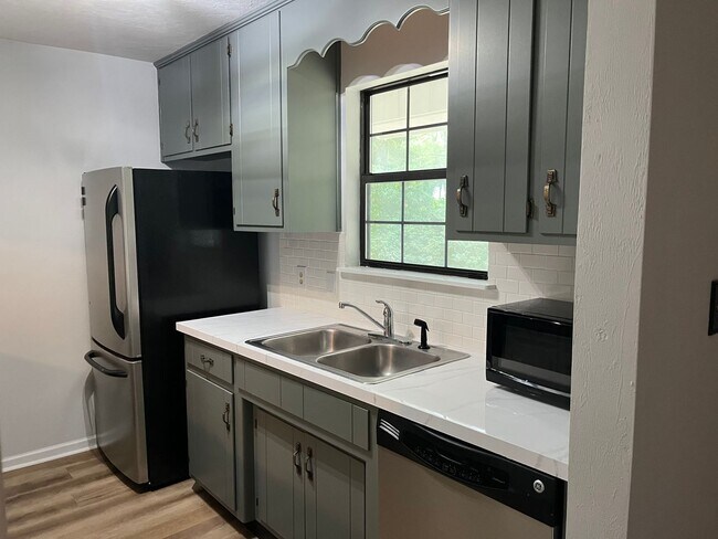 Foto del edificio - Recently Updated 2/1 Townhome off Mahan