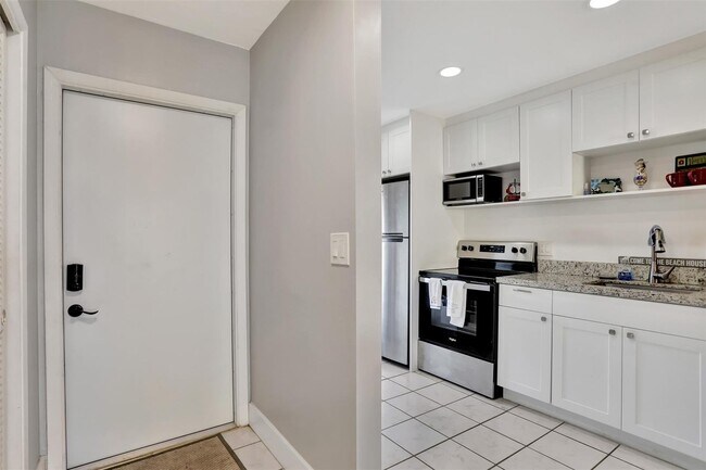 Building Photo - 2350 Northeast 14th Street Causeway Apt #4...