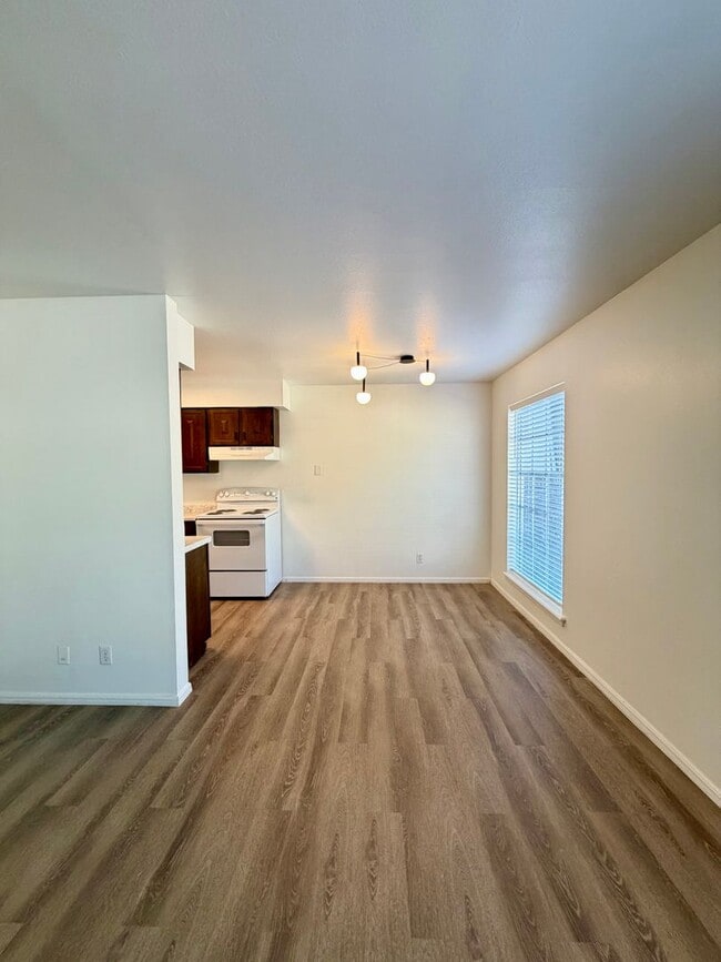 Building Photo - Beautiful Fully Remodeled 2 bedroom Townhome