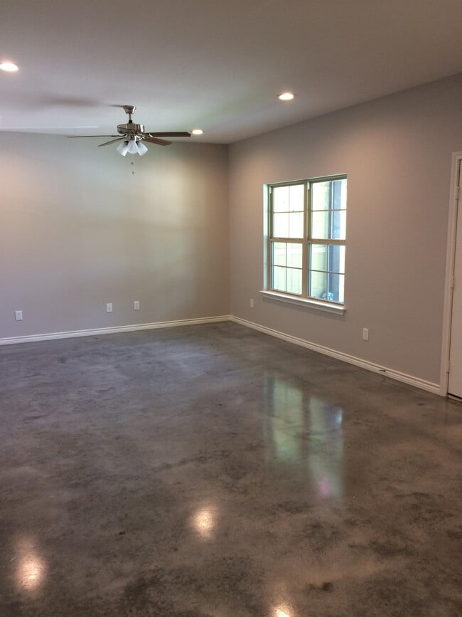 Building Photo - 10071 Shadow Wood Cir