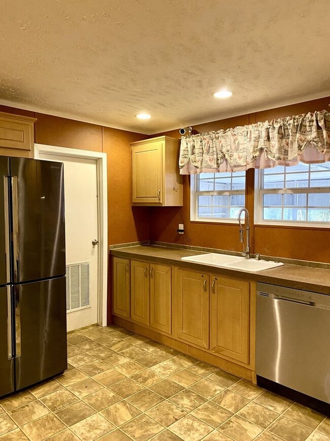 Building Photo - Quiet home in the country