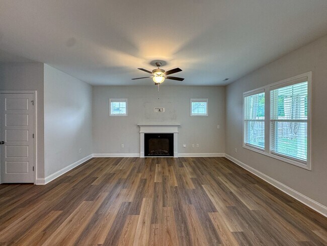 Building Photo - Beautiful 3 Bed 2.5 Bath Home in Raeford