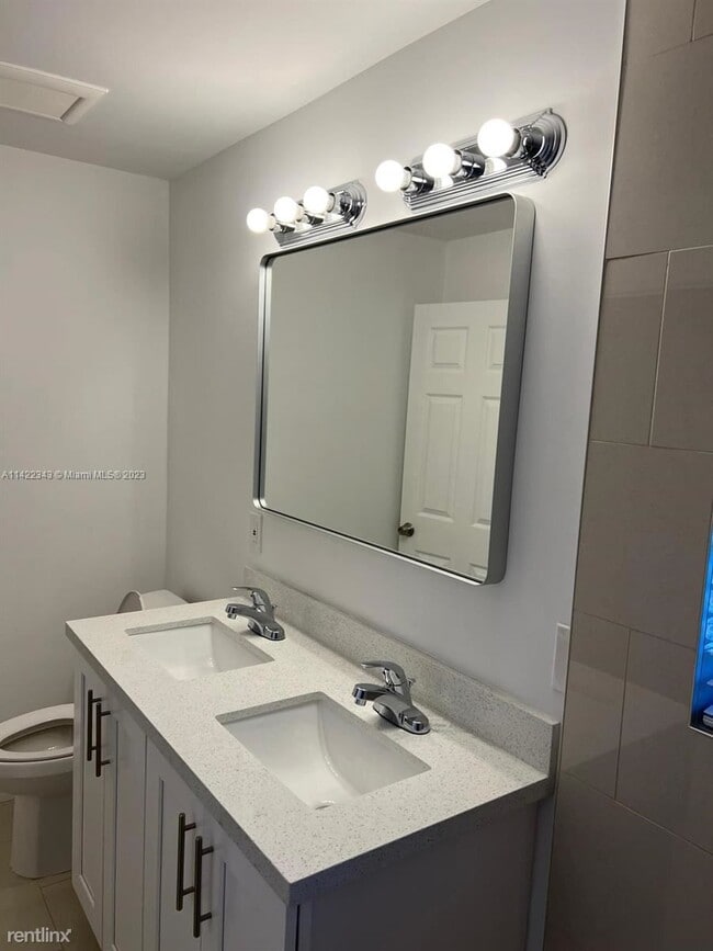 Building Photo - 3 br, 2.5 bath Townhome - 2208 SW 3rd Ave # B
