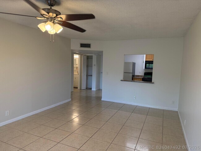 Foto del edificio - 255 S Cypress Rd