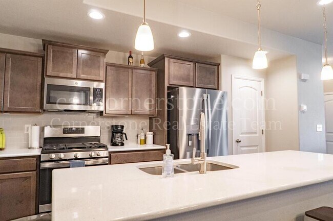 Building Photo - 1055 Petra Heights
