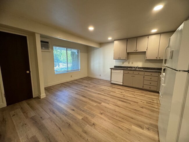 Interior Photo - 318 W 7th St