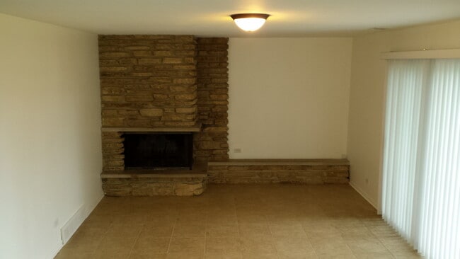 Building Photo - 1415 Rosehill Dr