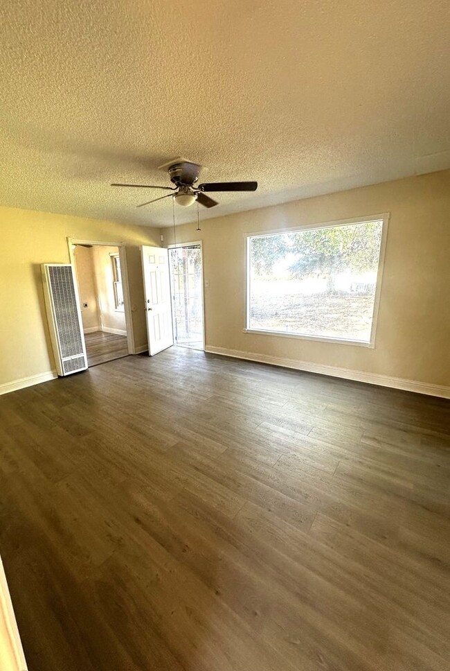 Foto del edificio - Charming 3/1 on HWY 32- Available Now!