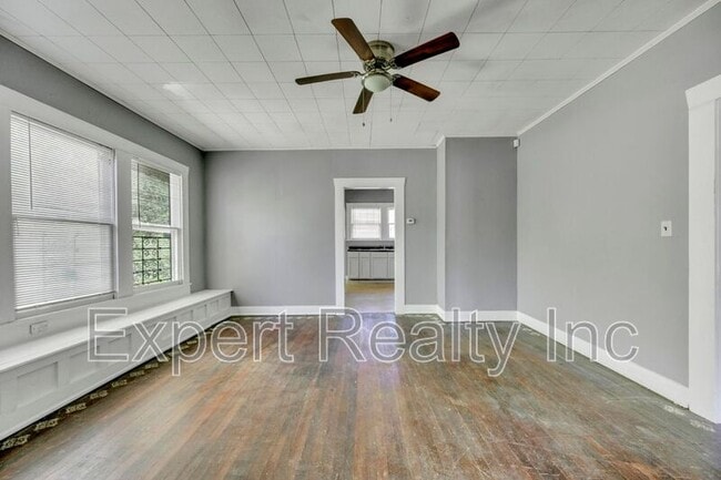 Building Photo - 608 5th Ave