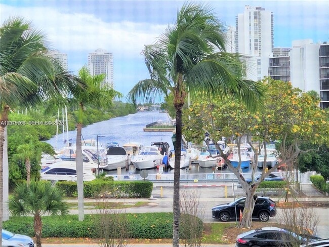 Foto del edificio - 3375 N Country Club Dr
