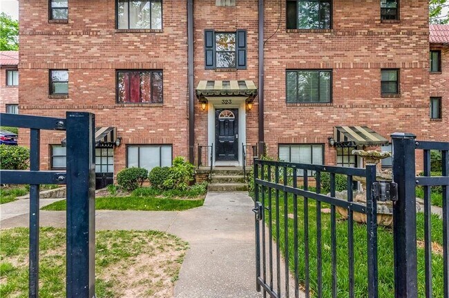 Foto del edificio - 323 3rd St NE