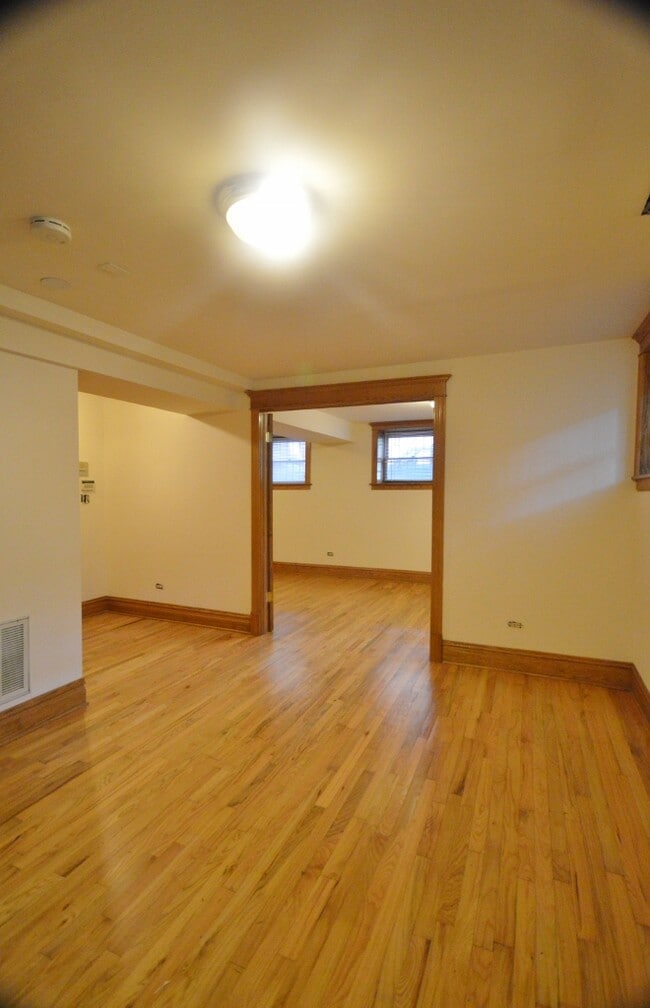 Building Photo - 3900 N Greenview Ave