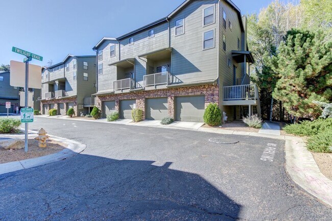 Foto del edificio - Large 3 Bedroom Townhome in Gated Community