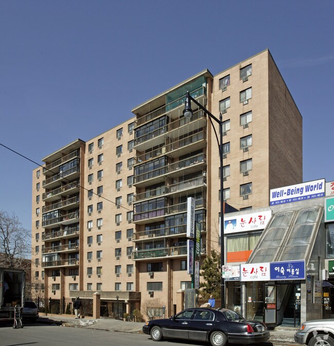 Foto del edificio - The Towers at Briarwood Condominium