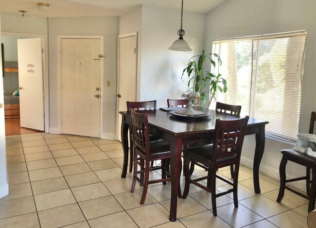 Building Photo - 815 W Boynton Beach Blvd