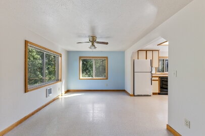 Building Photo - Spacious home with outbuilding