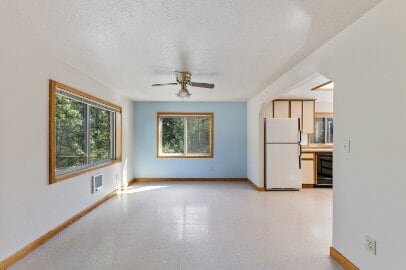 Foto del edificio - Spacious home with outbuilding