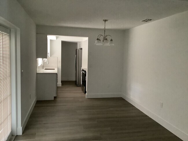 Foto del edificio - Three Bedroom Two Bath!