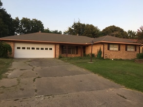 Building Photo - 621 Mink Dr