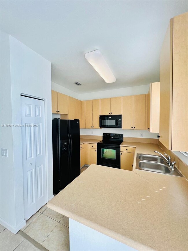 Building Photo - 1682 SW Via Rossa