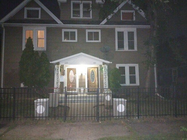 Building Photo - 1111 Ross Ave