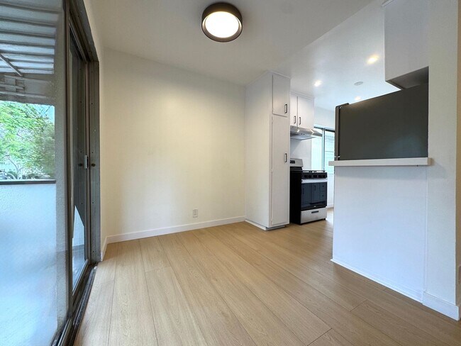 Foto del edificio - Top Floor Newly Gut Renovated 2-Bedroom in Prime West Hollywood Location