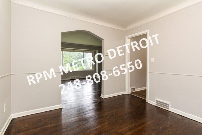 Building Photo - Traditonal 3-Bedroom Colonial Home in Detroit