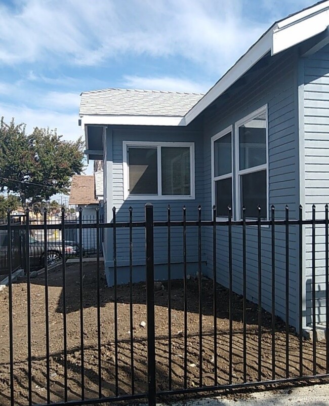 Building Photo - **Beautiful 2 Bed 1 bath Single Family Hom...