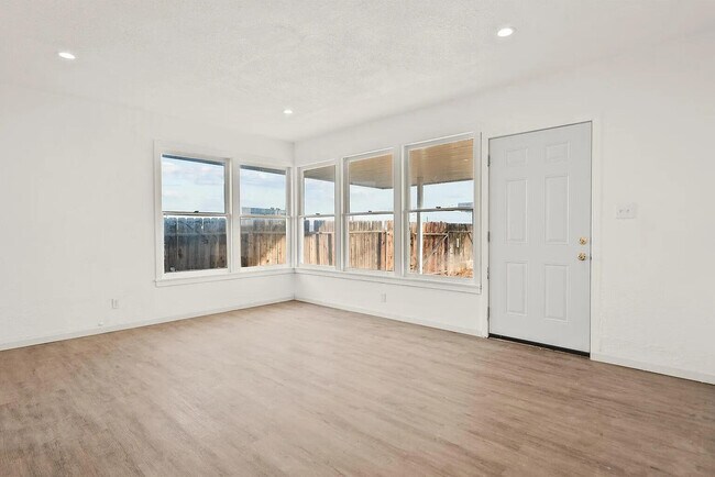 Foto del edificio - 13057 Davenport St
