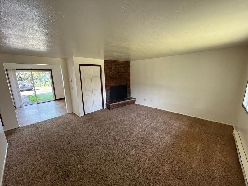 Foto principal - 3875 Court St NE