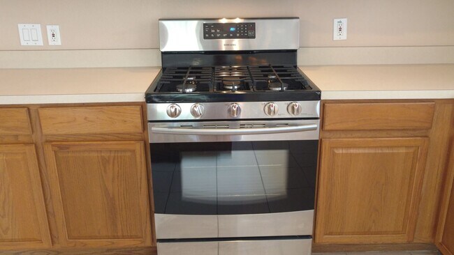 Building Photo - 4 Bed 2 Bath Oviedo Home  Gas Stove