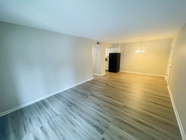 Building Photo - Upper-level 2bd Condo