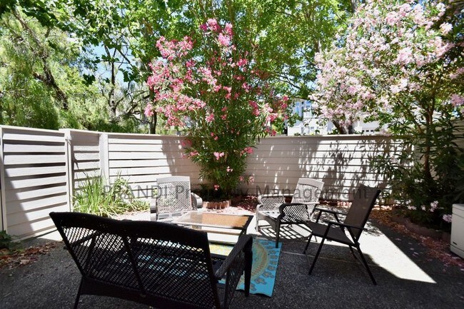 Building Photo - Sunny 3 Bedroom End-Unit in Partridge Knolls