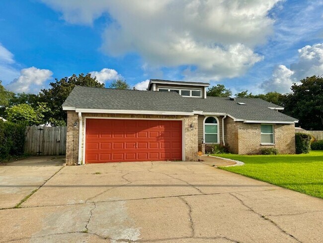 Building Photo - Beautiful 3/2/2 Pool Home For Rent w/ Pool...