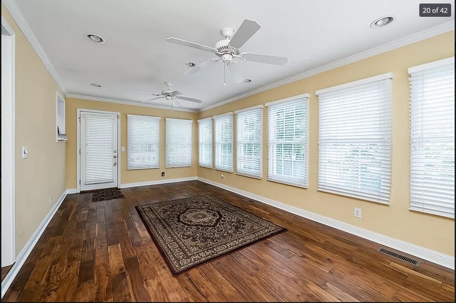 Building Photo - 570 E 6th St