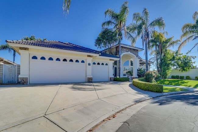 Building Photo - Stunning Seven Oaks Home in Gated Cul-de-Sac Community with Pool! 4+2 bath
