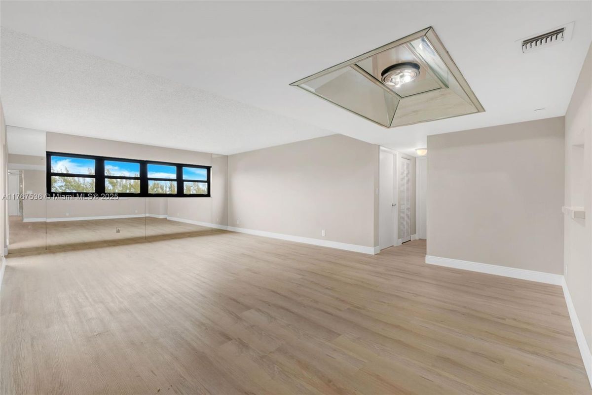 Foto principal - 3200 Port Royale Dr N