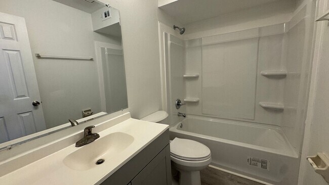 Building Photo - Beautifully Renovated 3-Bed, 2-Bath Townhome