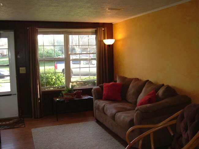 Building Photo - 3122 La Vista Dr