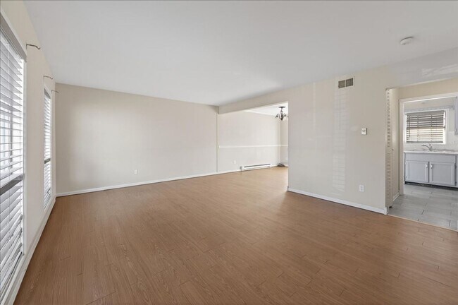 Foto del edificio - 717-717 Southfield Ct