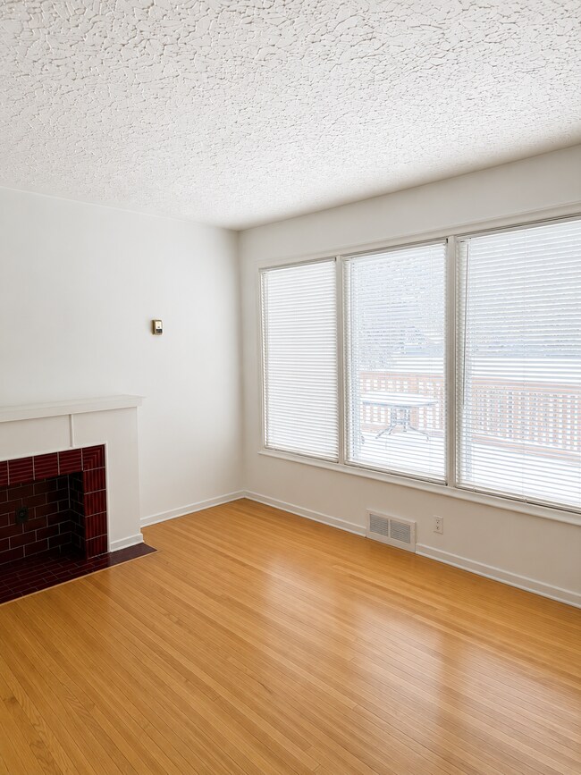 Building Photo - 11112-11116 116 St NW
