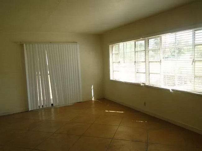 Building Photo - Amazing 2BR/1BA Home Sam Hughes UofA - Mov...