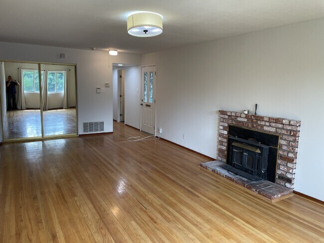 Foto del edificio - 1301 Brookview Dr