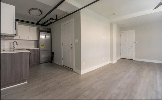 Building Photo - 4813 W Montrose Ave