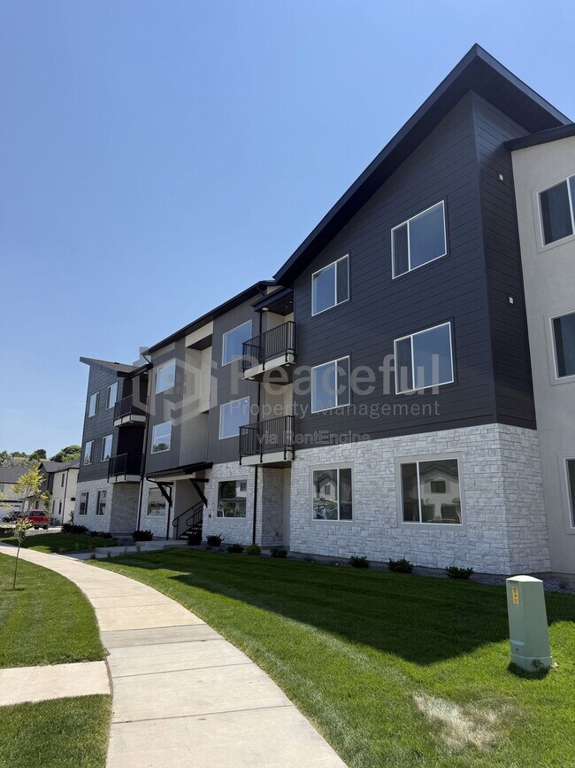 Building Photo - 272 E 850 S