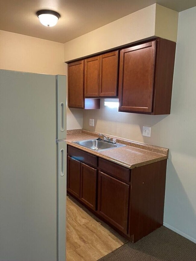 Foto del edificio - Section 8 Approved - Heat Included and Water Included.